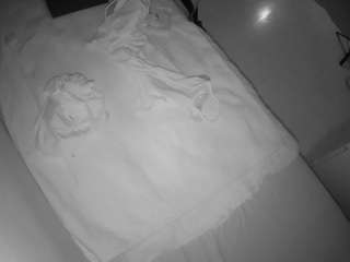 voyeurcam-julmodels-greybed-2