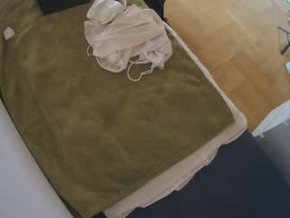 voyeurcam-julmodels-greybed-2