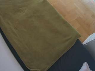 Acest model este live acum. voyeurcam-julmodels-greybed-2