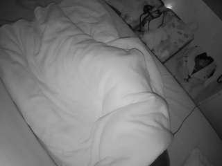 Bu model şu anda canlı. voyeurcam-julmodels-greybed-2
