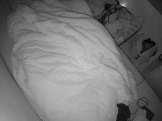 Este modelo está ao vivo agora. voyeurcam-julmodels-greybed-2