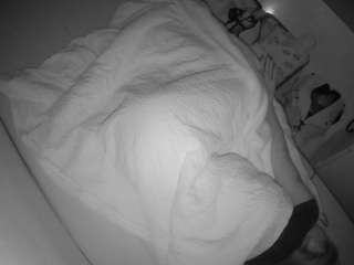 该模特正在直播。 voyeurcam-julmodels-greybed-2