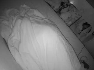 Ce modèle est en direct maintenant. voyeurcam-julmodels-greybed-2
