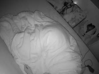 Ten model jest teraz na żywo. voyeurcam-julmodels-greybed-2