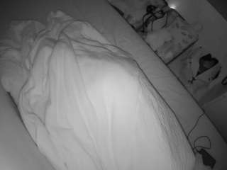 voyeurcam-julmodels-greybed-2