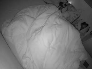 このモデルは現在ライブ中です。 voyeurcam-julmodels-greybed-2