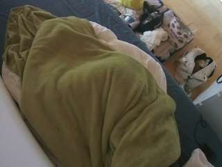 Este modelo está ao vivo agora. voyeurcam-julmodels-greybed-2