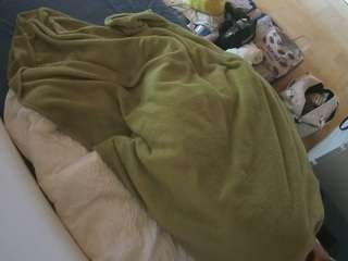 Эта модель сейчас онлайн. voyeurcam-julmodels-greybed-2