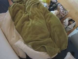 该模特正在直播。 voyeurcam-julmodels-greybed-2