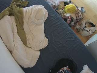 Эта модель сейчас онлайн. voyeurcam-julmodels-greybed-2