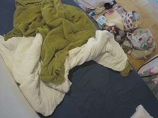 Ce modèle est en direct maintenant. voyeurcam-julmodels-greybed-2