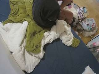 该模特正在直播。 voyeurcam-julmodels-greybed-2