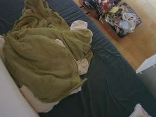 Este modelo está ao vivo agora. voyeurcam-julmodels-greybed-2