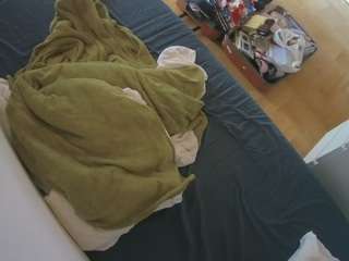 Эта модель сейчас онлайн. voyeurcam-julmodels-greybed-2
