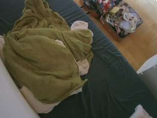 voyeurcam-julmodels-greybed-2