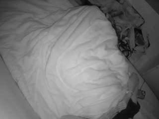 voyeurcam-julmodels-greybed-2