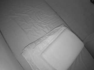 voyeurcam-julmodels-greybed-2