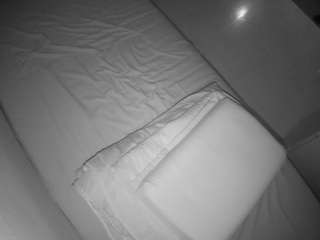 voyeurcam-julmodels-greybed-2