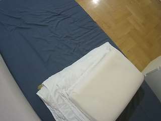 voyeurcam-julmodels-greybed-2