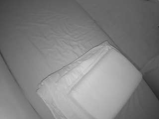 voyeurcam-julmodels-greybed-2