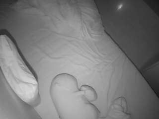 voyeurcam-julmodels-greybed-2