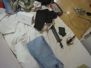voyeurcam-julmodels-greybed-2