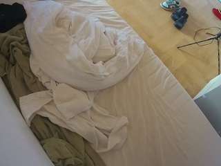 voyeurcam-julmodels-greybed-2