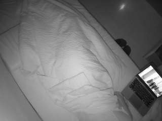 voyeurcam-julmodels-greybed-2