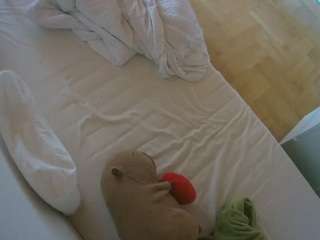 voyeurcam-julmodels-greybed-2