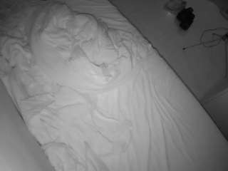 voyeurcam-julmodels-greybed-2