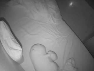 voyeurcam-julmodels-greybed-2