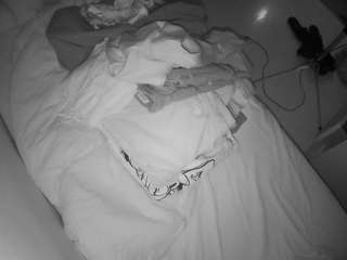 voyeurcam-julmodels-greybed-2