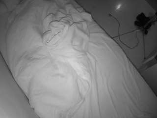 voyeurcam-julmodels-greybed-2
