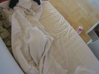 voyeurcam-julmodels-greybed-2