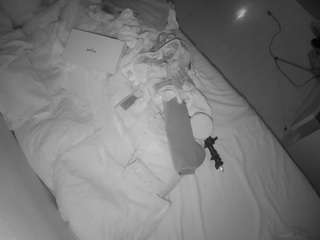 voyeurcam-julmodels-greybed-2