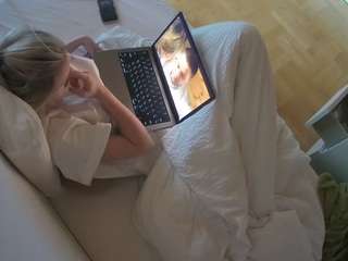 voyeurcam-julmodels-greybed-2