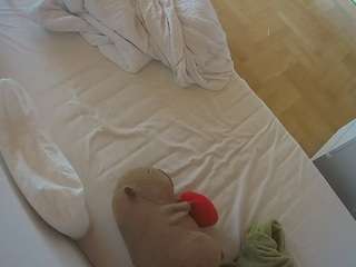 voyeurcam-julmodels-greybed-2