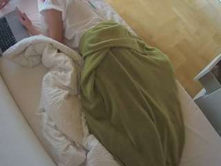 voyeurcam-julmodels-greybed-2