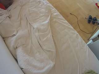 voyeurcam-julmodels-greybed-2