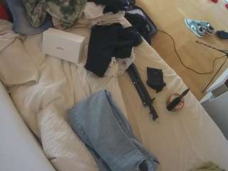 voyeurcam-julmodels-greybed-2