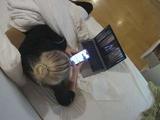 voyeurcam-julmodels-greybed-2