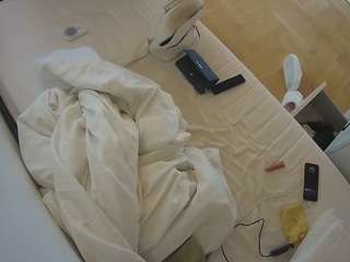 voyeurcam-julmodels-greybed-2