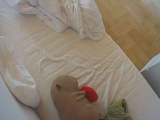 voyeurcam-julmodels-greybed-2