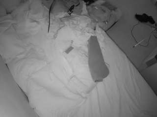 voyeurcam-julmodels-greybed-2