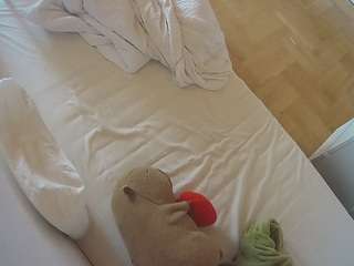 voyeurcam-julmodels-greybed-2