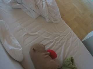 voyeurcam-julmodels-greybed-2