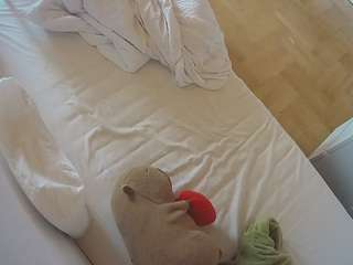 voyeurcam-julmodels-greybed-2