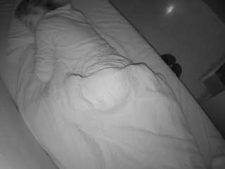 voyeurcam-julmodels-greybed-2