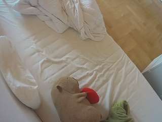 voyeurcam-julmodels-greybed-2