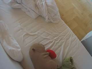 voyeurcam-julmodels-greybed-2